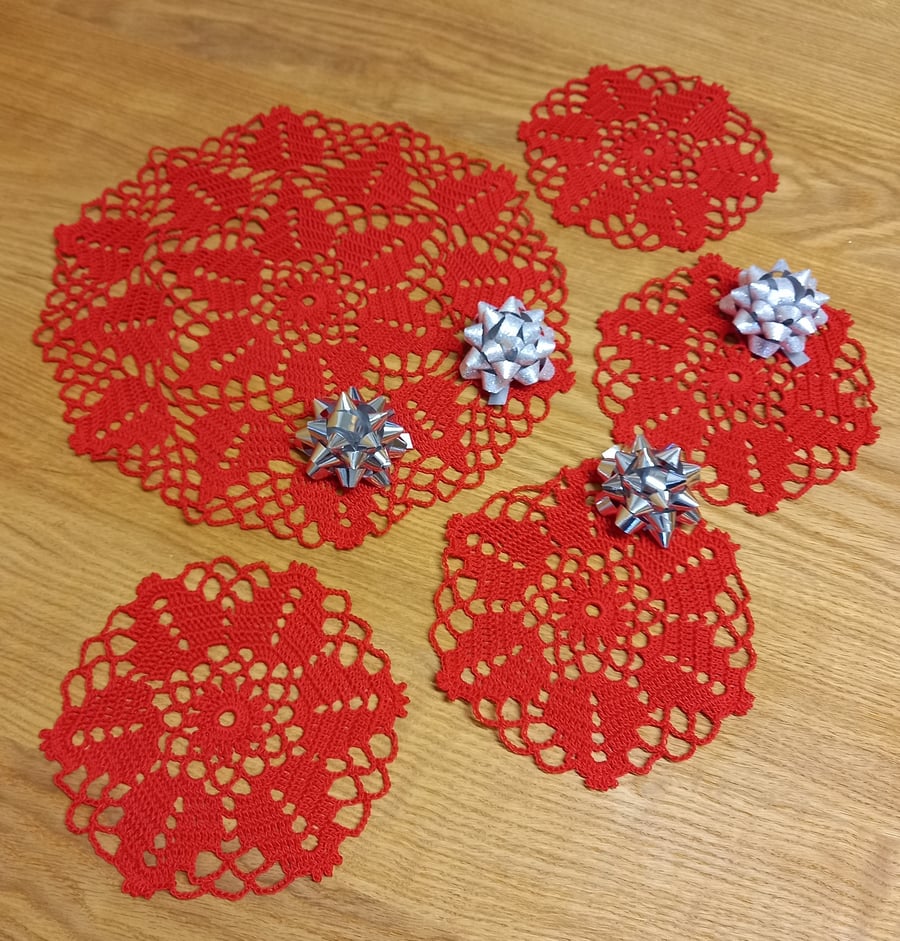 1 LARGE & 4 SMALL - RED CHRISTMAS TREE - MATS, DOILIES, COASTERS -  RED!