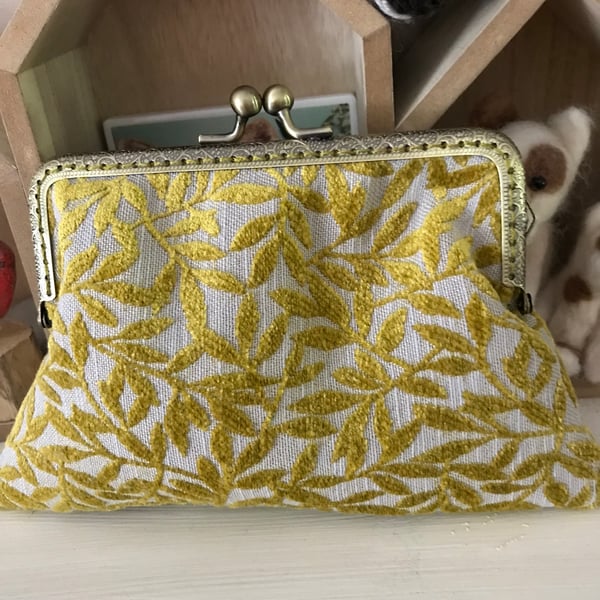 Vintage look - Yellow-Green velour clasp purse