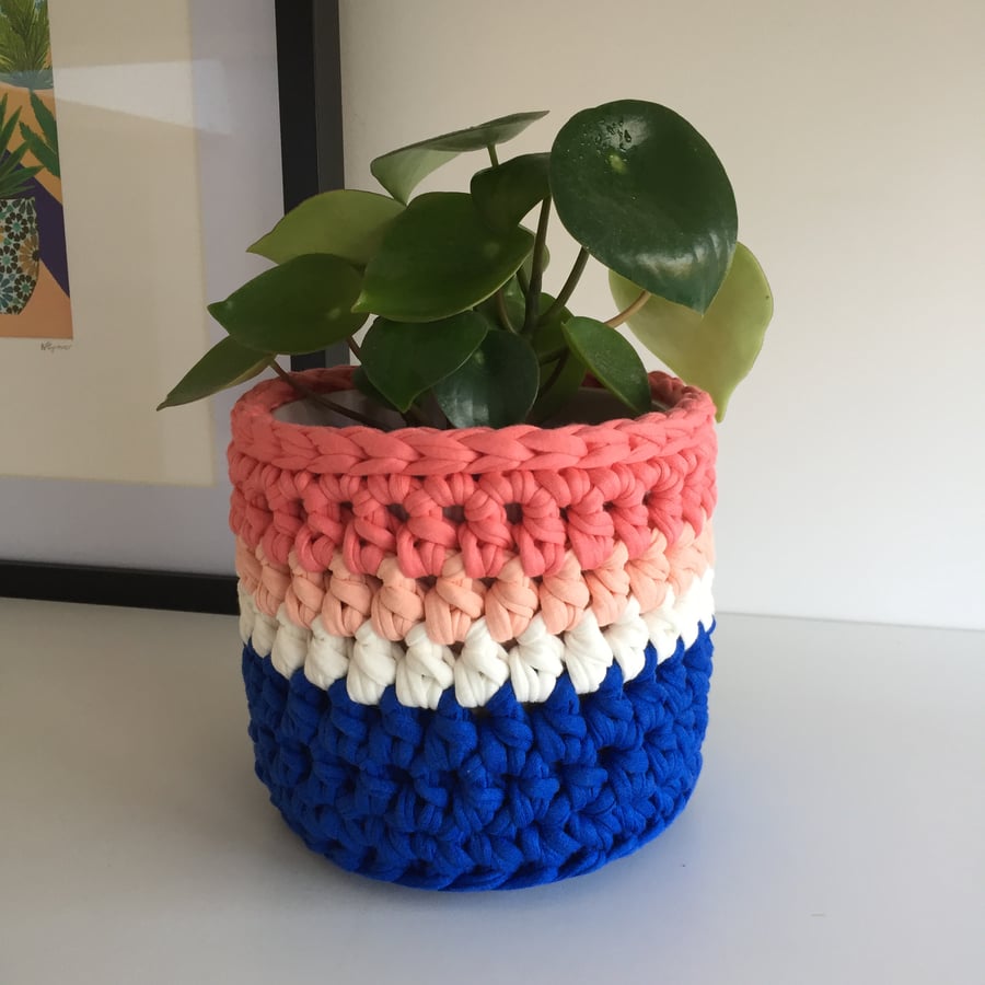 Crochet plant pot cover made with upcycled tshirt yarn - pink small