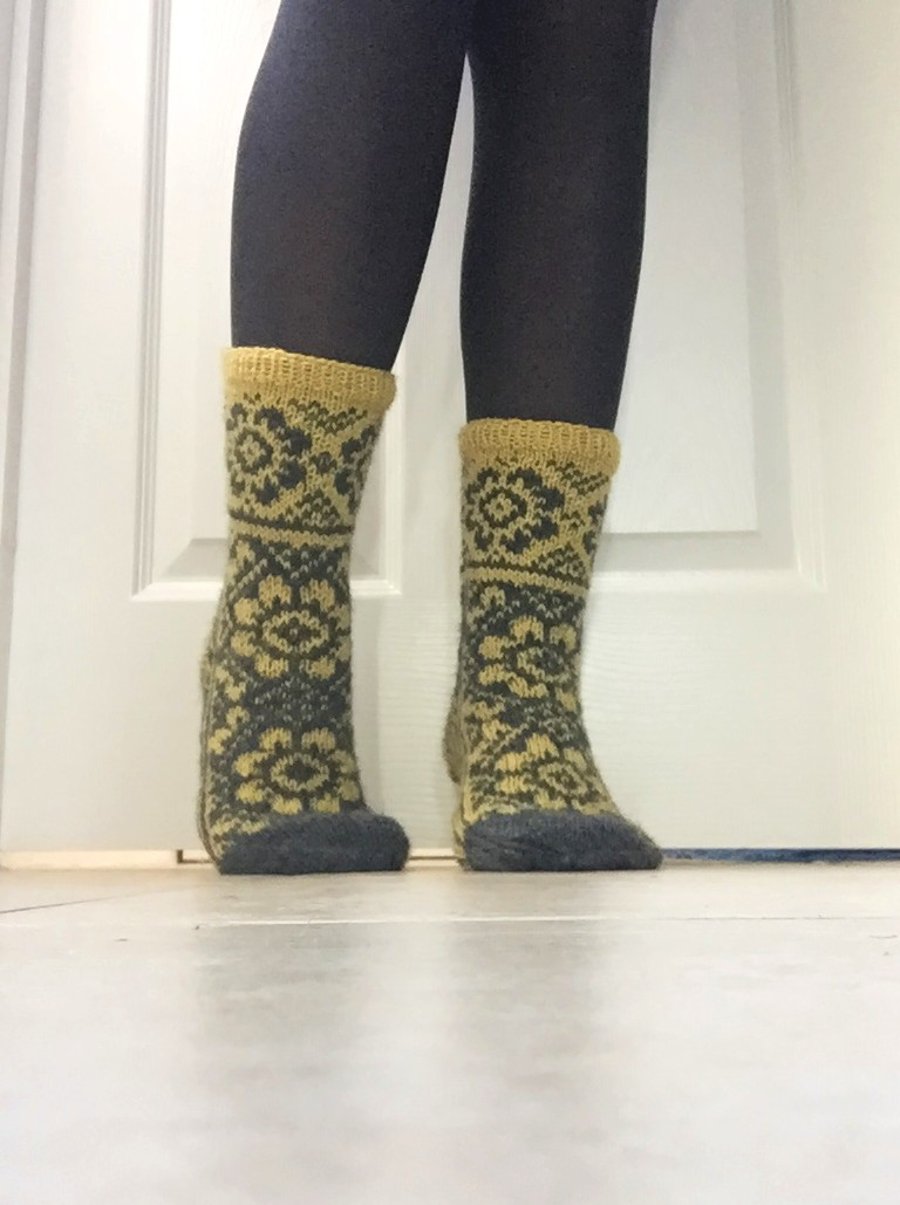 Hand knit Grey Yellow Wool Socks Fair Isle Floral Nordic Winter Christmas 