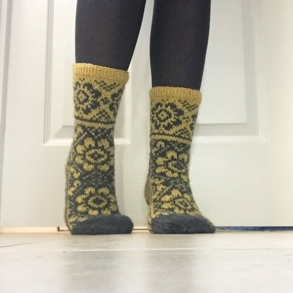 Hand knit Grey Yellow Wool Socks Fair Isle Floral Nordic Winter Christmas 