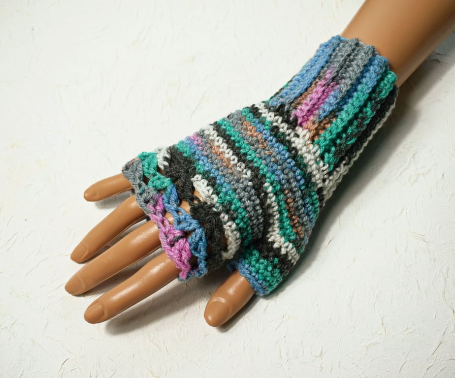Women's Fingerless Gloves in Multicoloured Acrylic Yarn