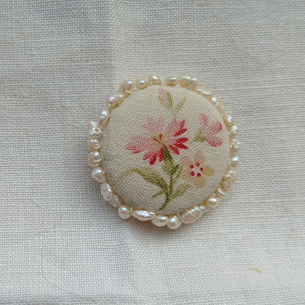 The dainty flower and natural pearl brooch