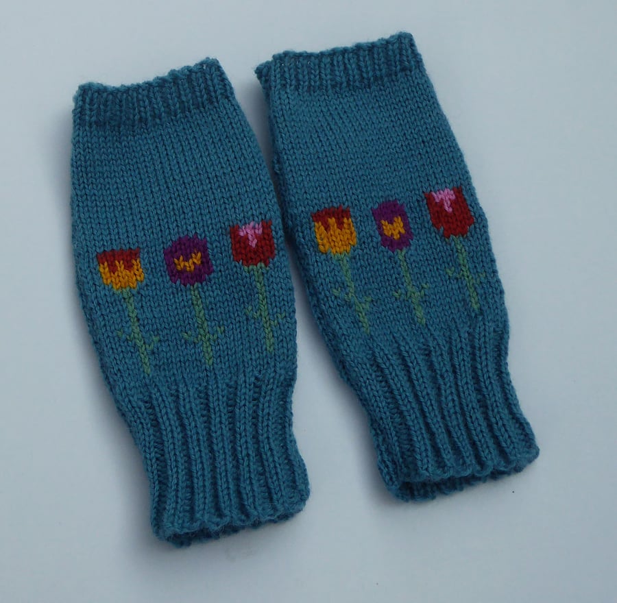 Fingerless Gloves knitted with Mini Flowers