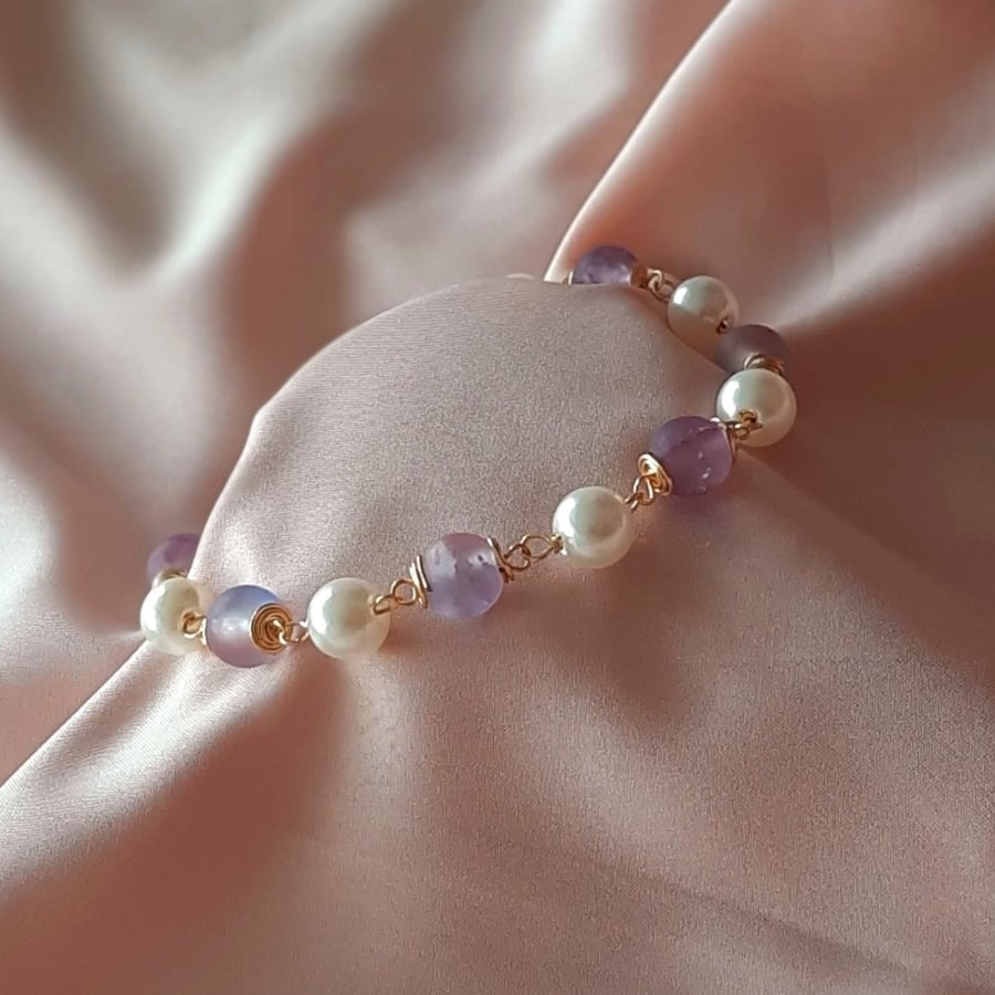 Purple Beaded Pearl Bracelet with Gold Spiral Wire Detail – Adjustabe