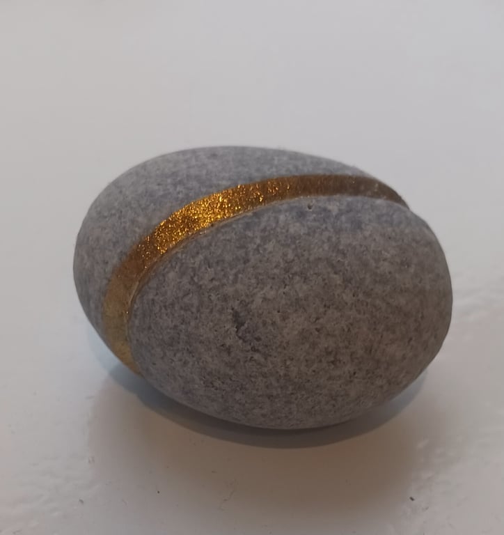 Handcarved and gilded ring pebble
