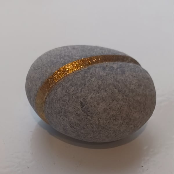 Handcarved and gilded ring pebble