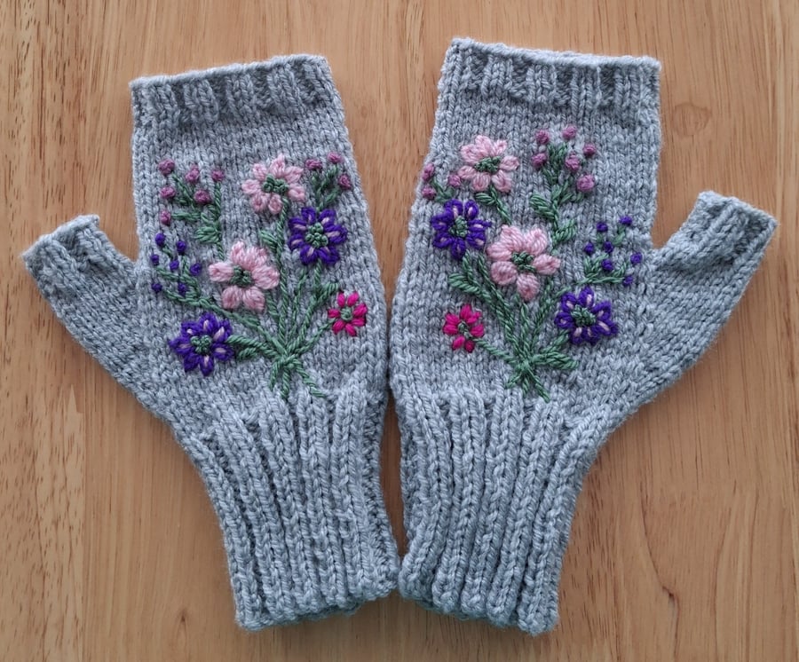 Knitted Grey Gloves With Hand Embroidered Flowers (J180)