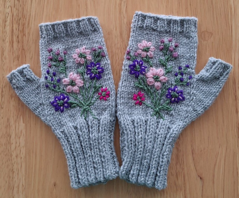 Knitted Grey Gloves With Hand Embroidered Flowers (J180)