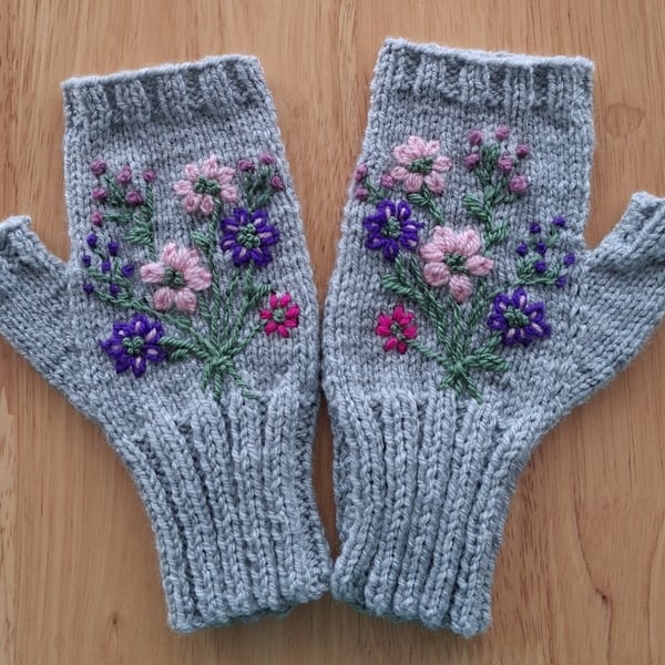 Knitted Grey Gloves With Hand Embroidered Flowers (J180)