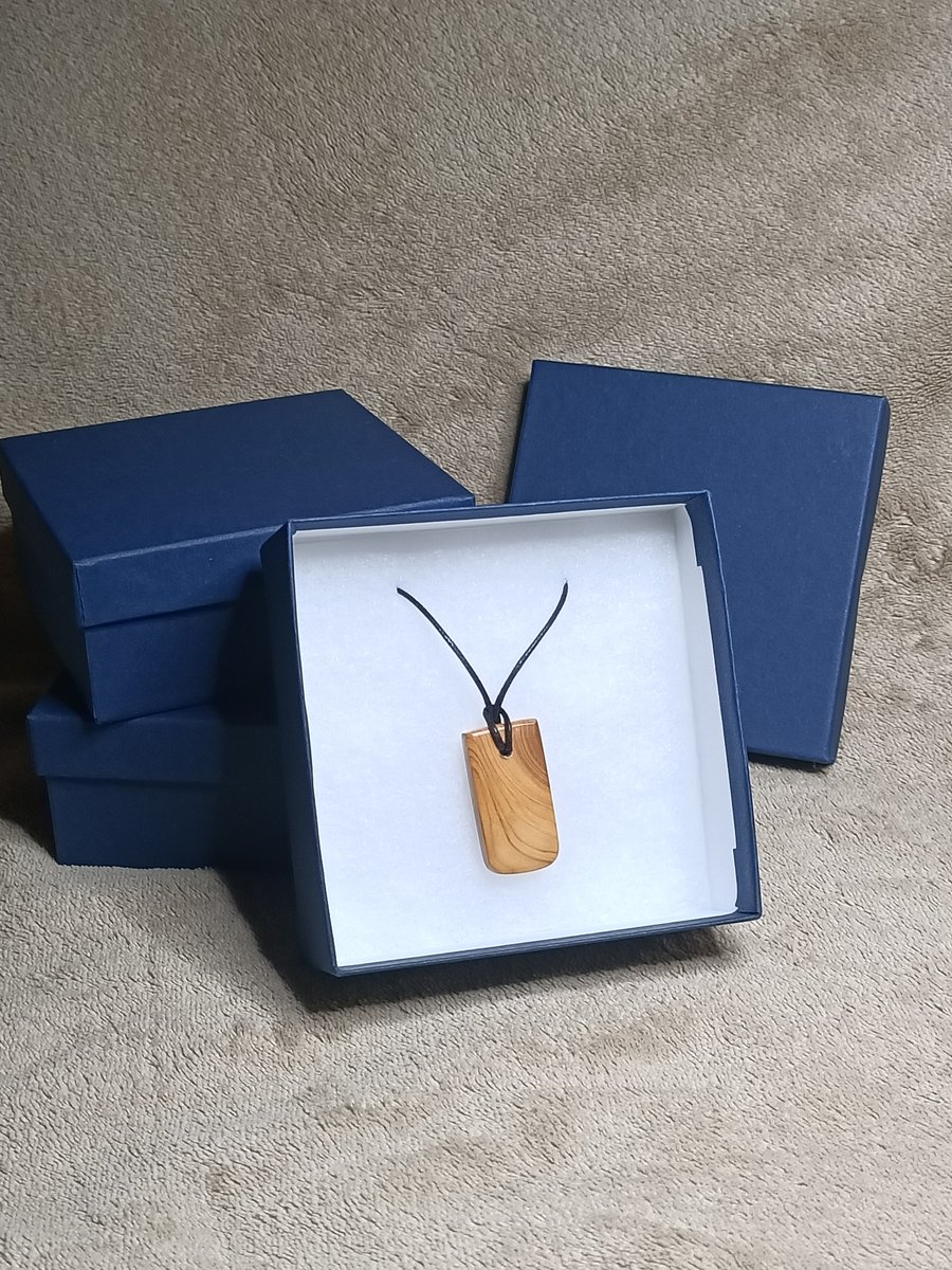 Simple wooden yew pendant necklace with stunning grains wooden jewellery