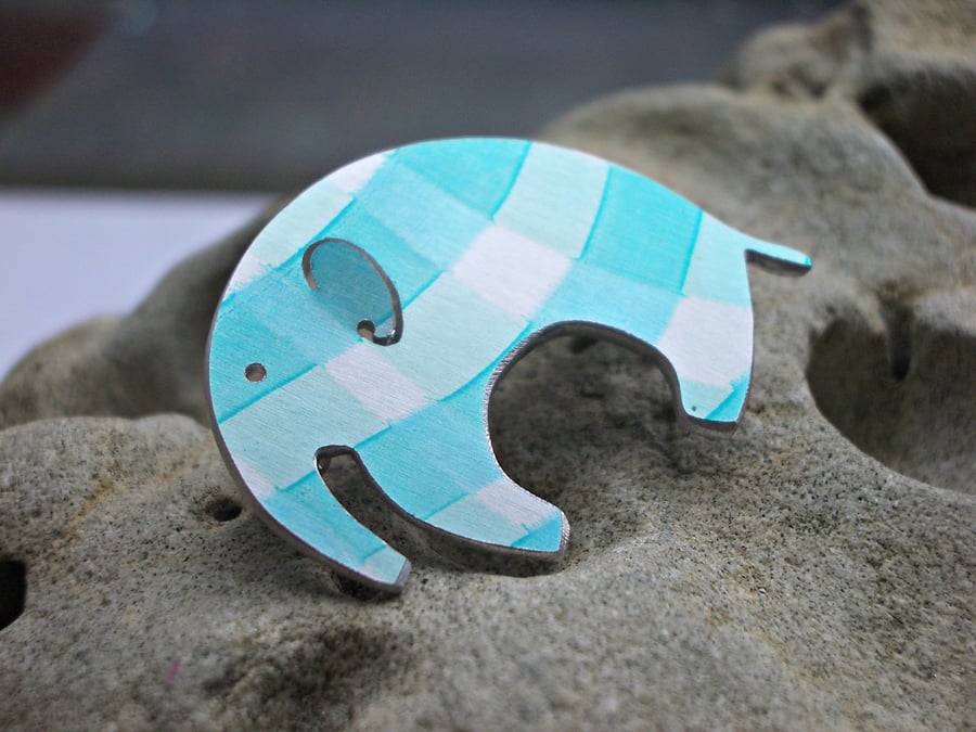 Elephant brooch with checks in turquoise
