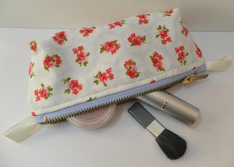 Small make up bag or zipped glasses case