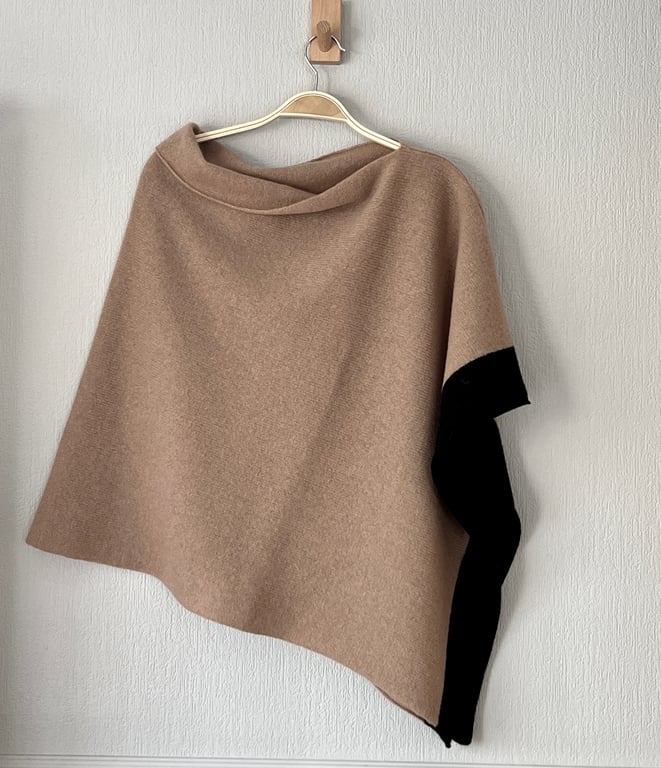 Poncho Soft Merino Lambswool light mushroom brown with dark brown border