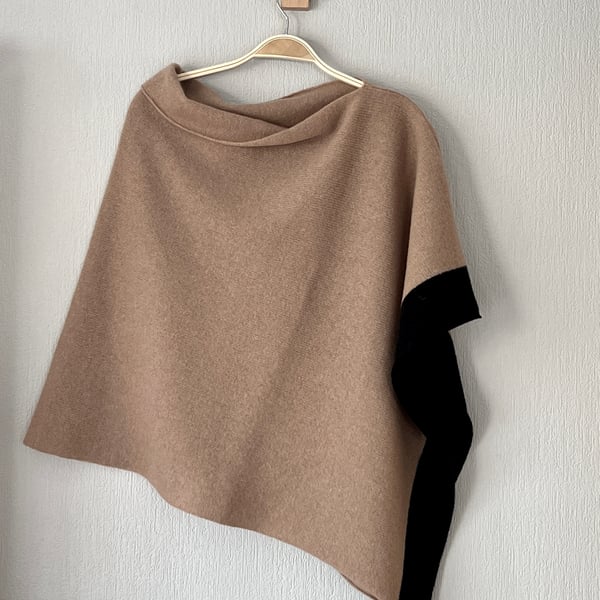 Poncho Soft Merino Lambswool light mushroom brown with dark brown border