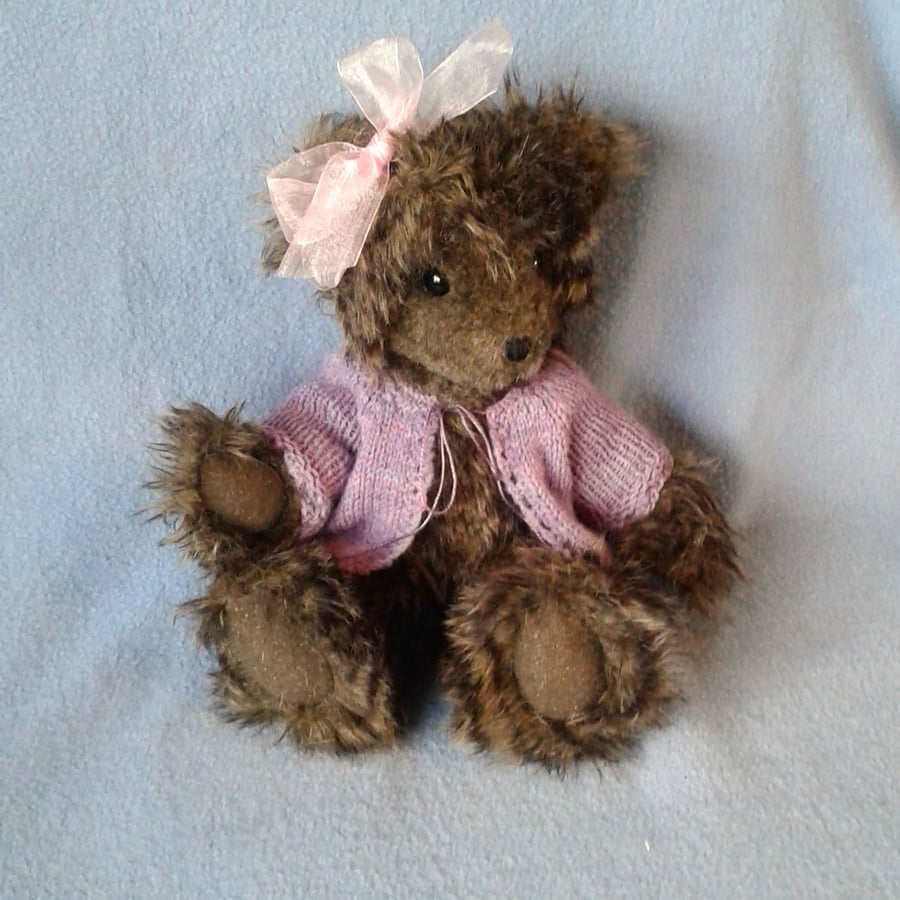 Collectable teddy bear Tiggy made by recreating a faux fur collar, fully jointed