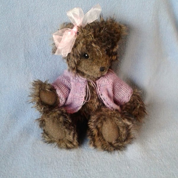 Collectable teddy bear Tiggy made by recreating a faux fur collar, fully jointed