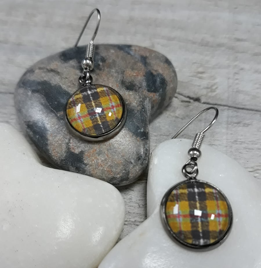 TE05 Cornish Tartan drops in dark setting