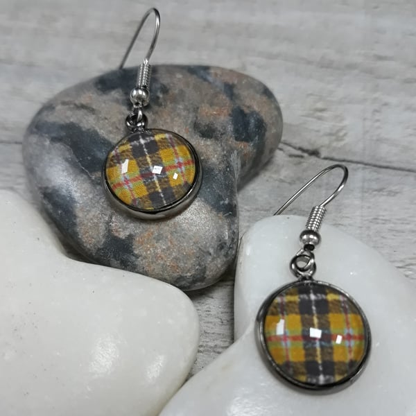 TE05 Cornish Tartan drops in dark setting