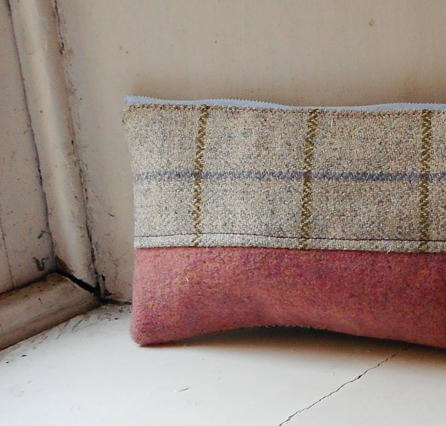 Make up or pencil case in pink and grey wool with zip fastener
