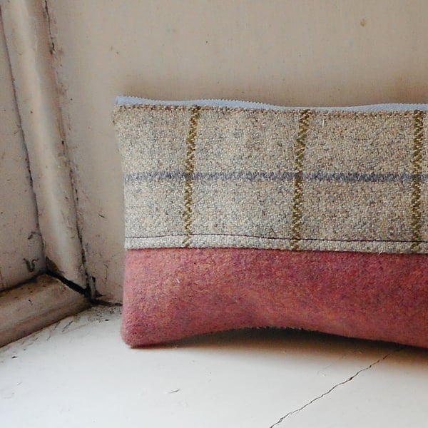 Make up or pencil case in pink and grey wool with zip fastener