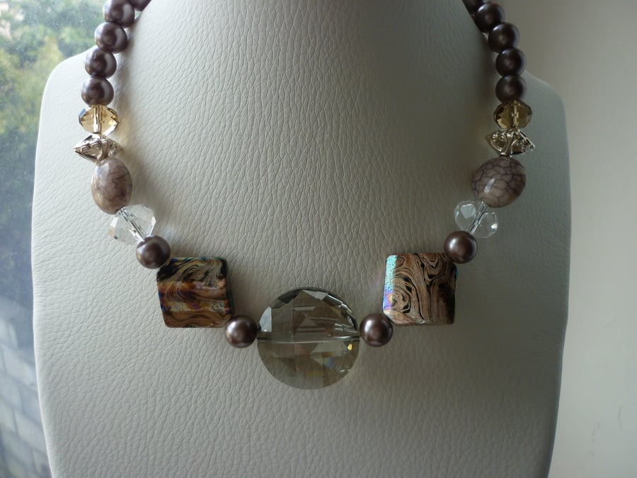 SHADES OF VANILLA NECKLACE.  487