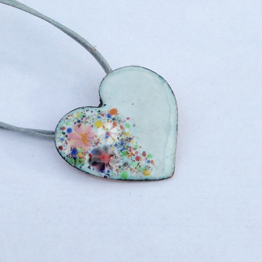 DAINTY ENAMELLED COPPER HEART NECKLACE WITH FLORAL DESIGN