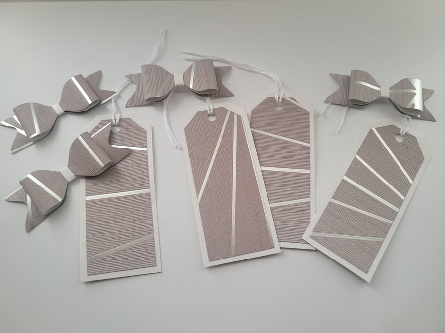 Contemporary Gift Tags and Bows Set