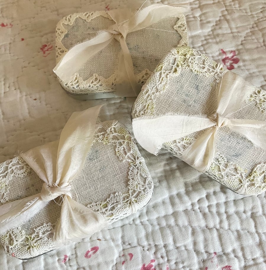 Mini Sewing tin with Suffolk puffs pattern and kit