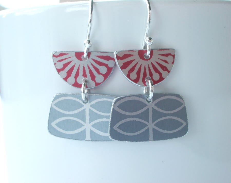 Red and grey retro flower earrings 