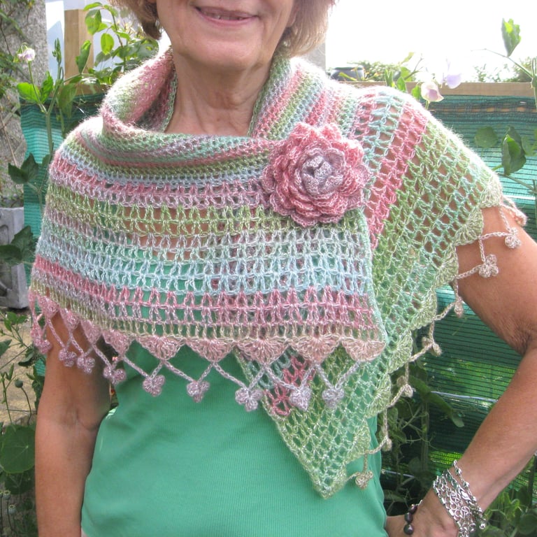  Crochet shawl pattern.  Photo tutorial. Optional detachable brooch. 