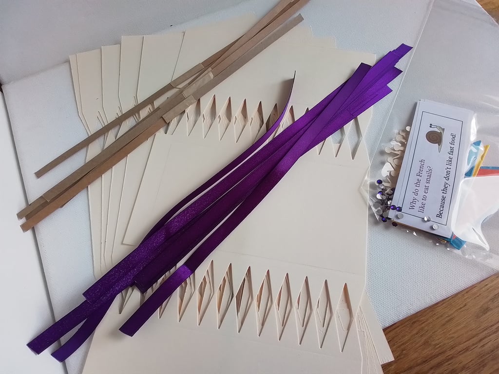 Christmas cracker kit. Cream & purple. CC 908