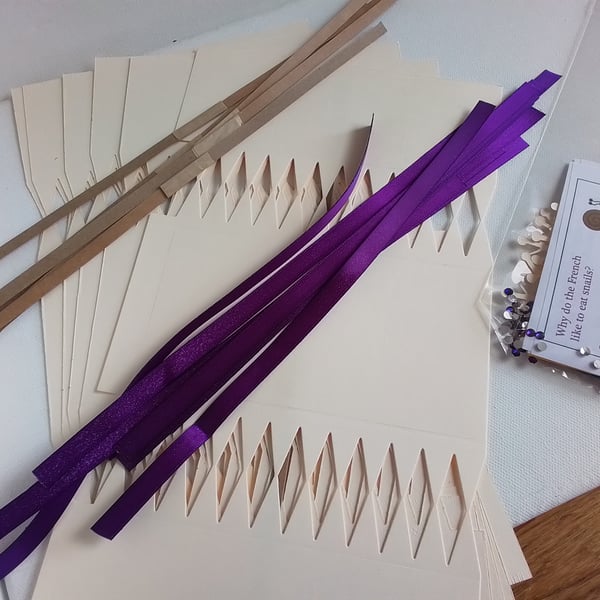 Christmas cracker kit. Cream & purple. CC 908