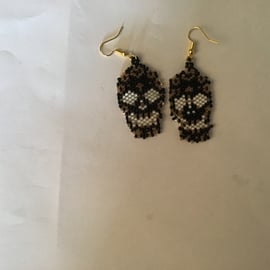 Handmade sead bead Halloween skull earrings black and gold 