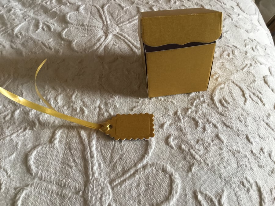 Gift box. Self assembly gift box. Box for jewellery. Wedding favour box. CC464