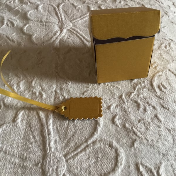 Handmade gift box. Self assembly gift box. Box for jewellery.  CC464