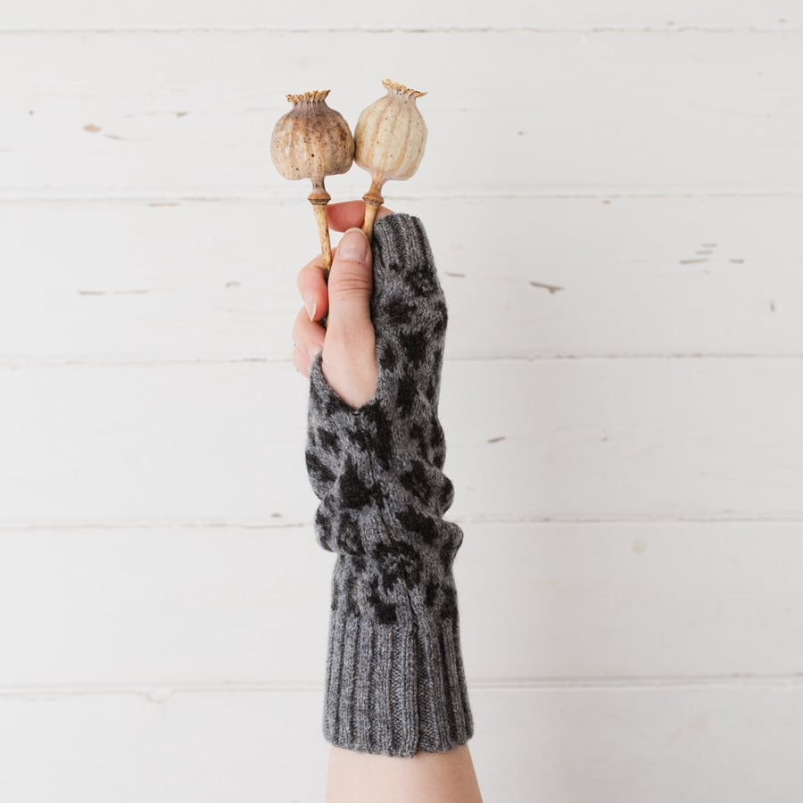 Leopard fingerless gloves - grey and charcoal