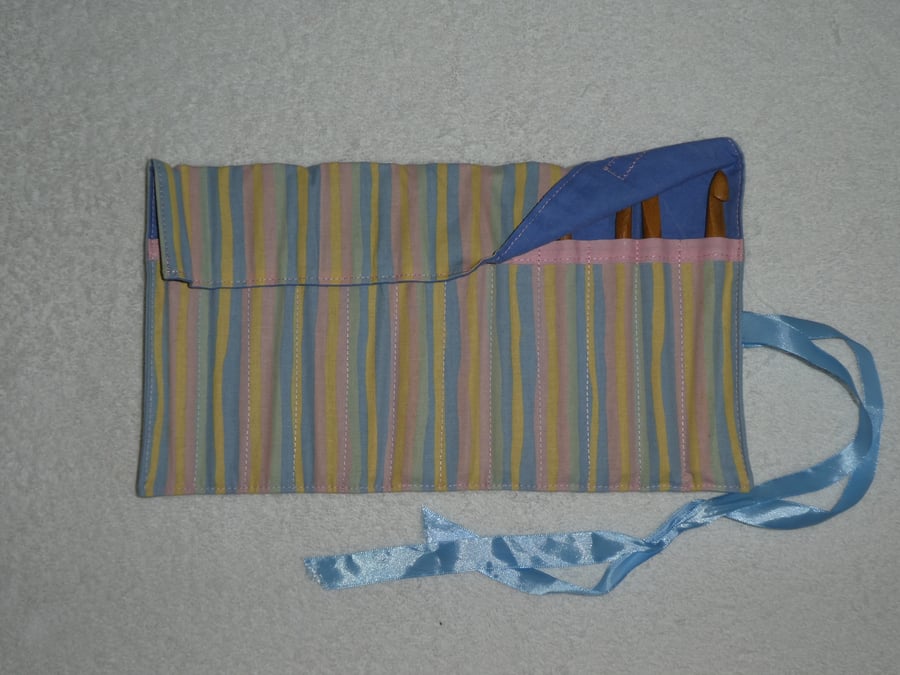 Crochet Set with 12 Bamboo Crochet Hooks in Roll Up Holder. Pastel Stripe