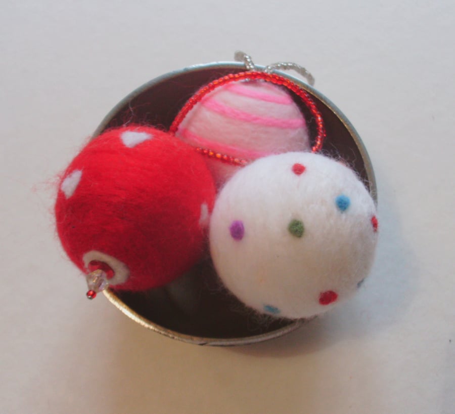 CHRISTMAS BAUBLE  NEEDLEFELTED