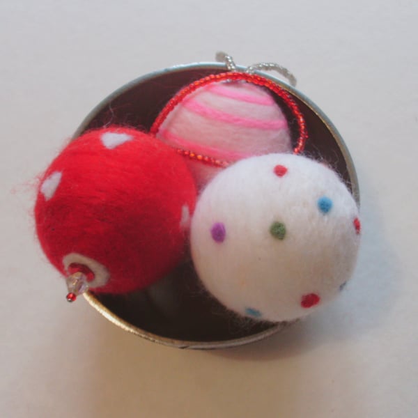 CHRISTMAS BAUBLE  NEEDLEFELTED