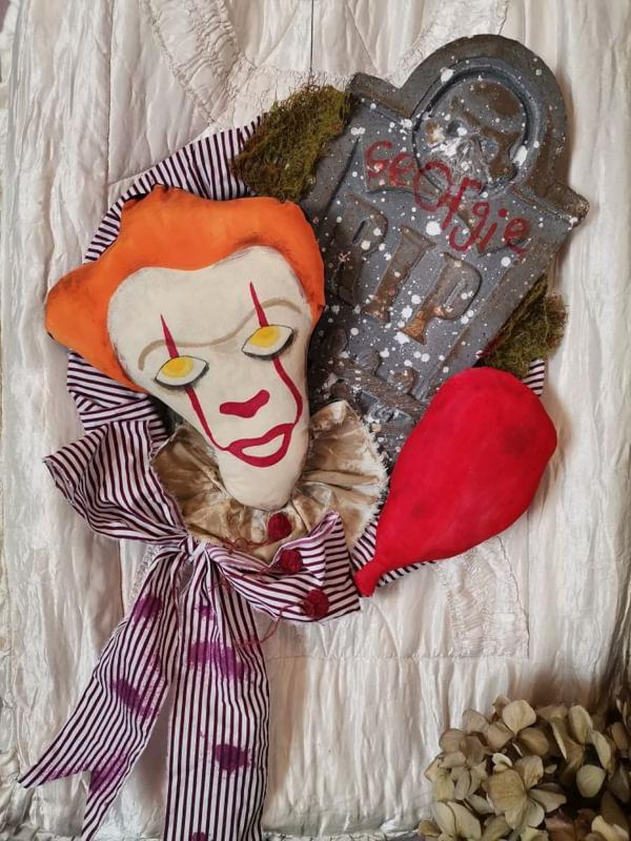 Pennywise, wreath I.T, horror, Halloween wreath, book lover