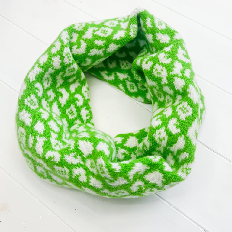 Summer Seconds Leopard snood cowl - kelly green and white