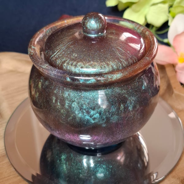 Cauldron shaped Chameleon trinket pot 