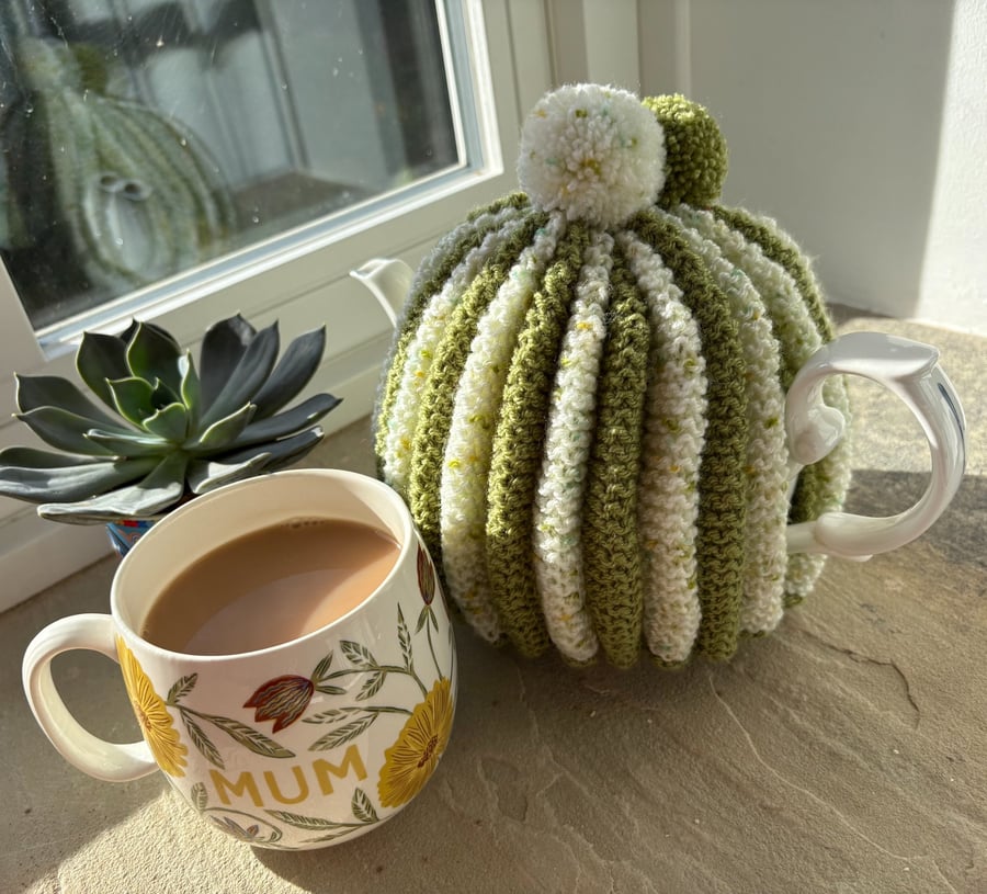 Green & cream tea cosy