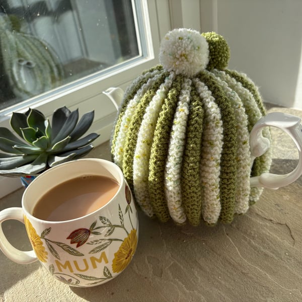 Green & cream tea cosy