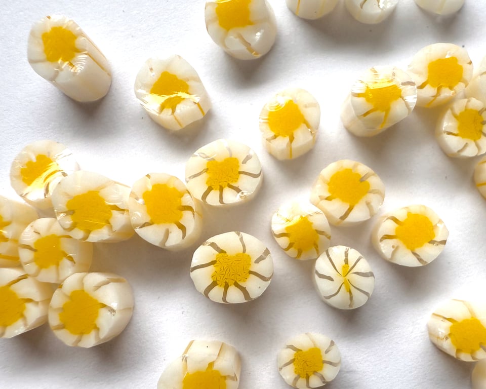 Daisy flower murrini made with Bullseye 90coe glass