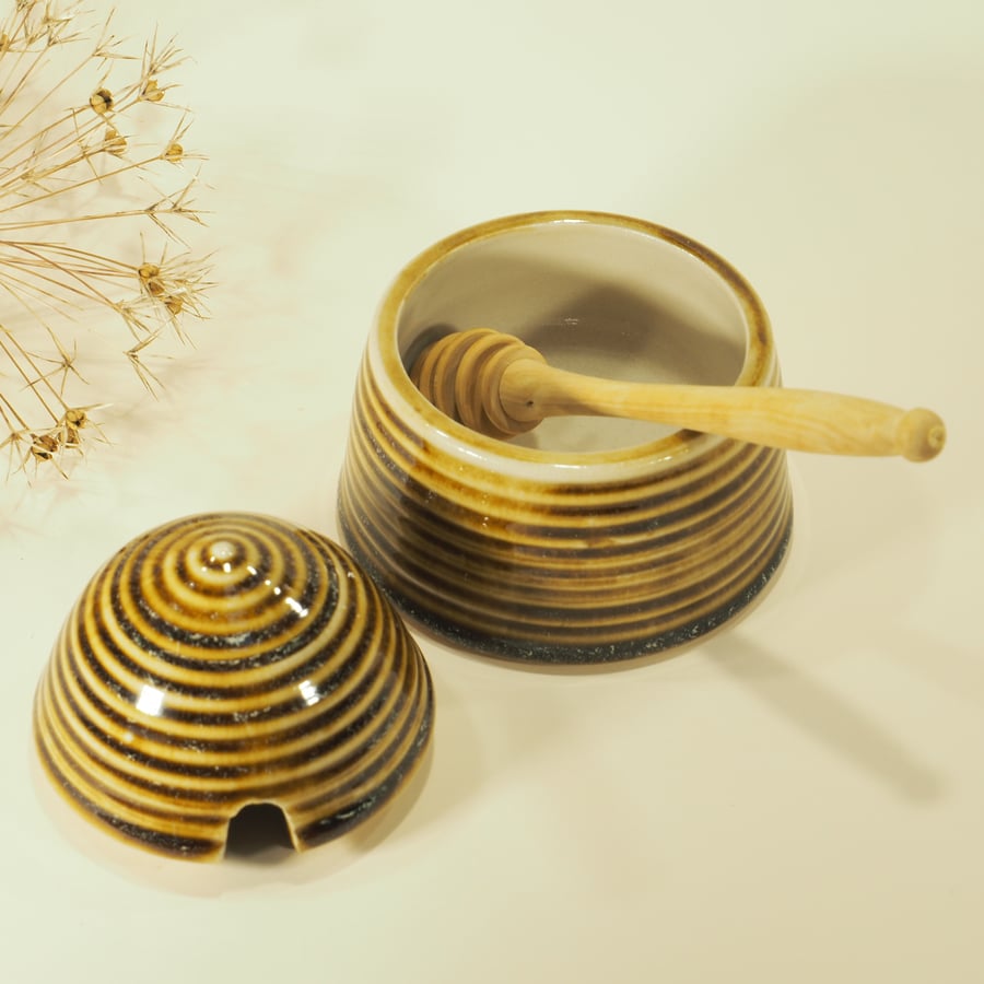 Beehive Honey Pot E, with bee inside, Ceramic, handmade in Letchworth