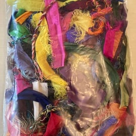 Bag of 20g assorted small pieces of sari silk yarn and ribbon (F3)