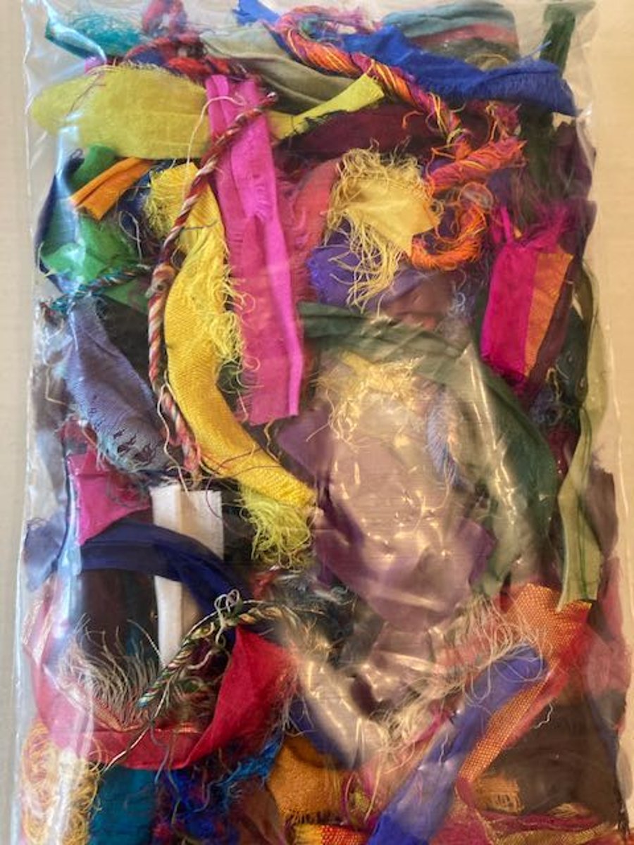 Bag of 20g assorted small pieces of sari silk yarn and ribbon (F3)