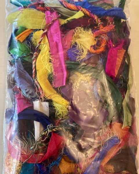 Bag of 20g assorted small pieces of sari silk yarn and ribbon (F3)